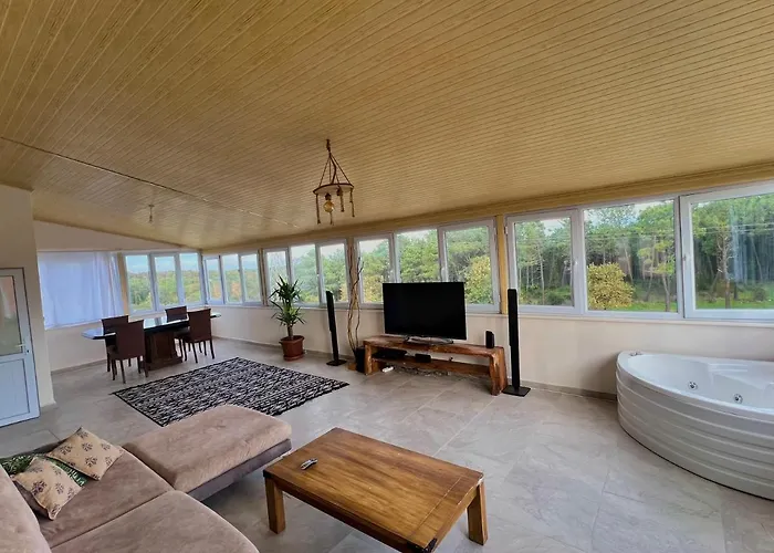 Jacuzzi With Forest View Apartman